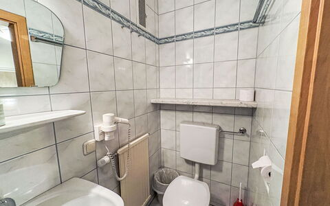 Saalbach-Hinterglemm 626: Idraulico Fixture, Lavandino Del Bagno, Pavimento, Bagno, Lavello, Toilet Seat, Gabinetto, Camera, Idraulico, Rubinetto