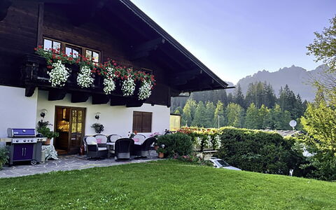 Oberndorf in Tirol 1: Blu, Legna, Mobilia, Casa, Mobili Da Esterno, Sedia, Shade, Balcone, Color Legno, Eco Hotel