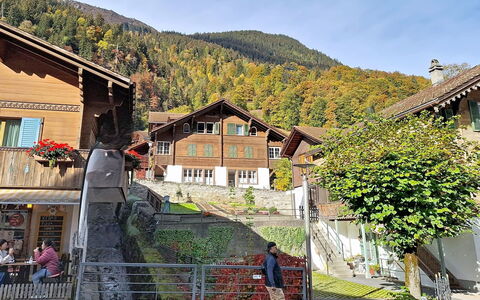 Chalet Schwizerhüsli: Blu, Legna, Mobilia, Casa, Mobili Da Esterno, Sedia, Shade, Balcone, Color Legno, Eco Hotel