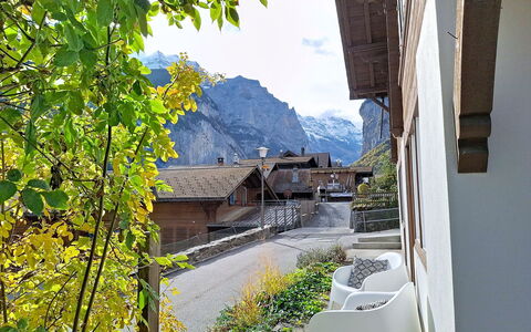 Chalet Schwizerhüsli: Blu, Legna, Mobilia, Casa, Mobili Da Esterno, Sedia, Shade, Balcone, Color Legno, Eco Hotel