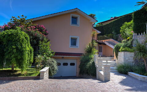 Lovran 135: Casa, Zona Residenziale, Casa, Arbusto, Tetto, Driveway, Giardino, Villetta, Estate