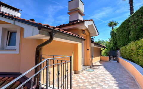 Lovran 135: Zona Residenziale, Casa, Tetto, Architettura, Casa, Balcone, Estate, Shade, Sobborgo, Le Scale