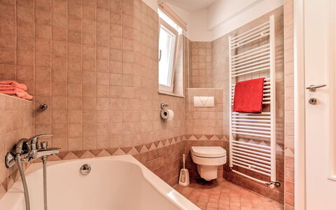 Lovran 135: Bagno, Idraulico Fixture, Vasca Da Bagno, Pavimentazione, Interior Design, Pavimento, Lavandino Del Bagno, Lavello, Rubinetto, Gabinetto