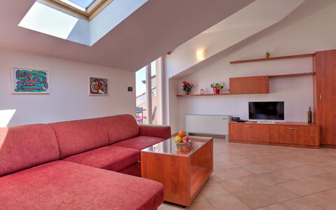 Lovran 135: Pavimentazione, Interior Design, Pavimento, Mobilia, Legna, Divano, Soffitto, Camera, Soggiorno