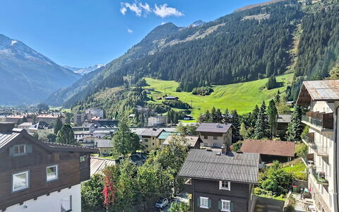 Haus Enzian: Geografia Montane, Paesaggio, Highland, Hill Station, Tetto, Catena Montuosa, Villaggio, Valle, Pendenza, Alpi