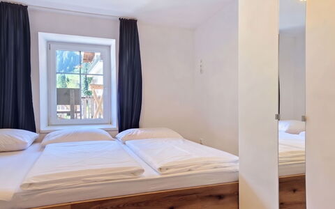 Haus Enzian: Legna, Interior Design, Camera Da Letto, Pavimentazione, Pavimento, Letto, Mobilia, Soffitto, Lenzuolo, Camera