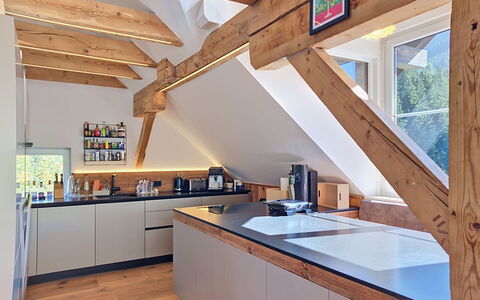 Haus Enzian: Cucina, Interior Design, Pavimentazione, Legna, Soffitto, Controsoffitto, Mobilia, Pavimento, Illuminazione, Cabinetry