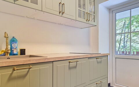 Haus Enzian: Pavimentazione, Legna, Interior Design, Cabinetry, Pavimento, Credenza, Color Legno, Cucina, Soffitto, Controsoffitto