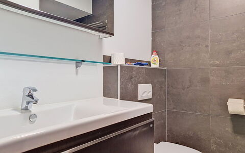 Haus Enzian: Bagno, Idraulico Fixture, Parete, Pavimentazione, Interior Design, Pavimento, Rubinetto, Specchio, Lavandino Del Bagno, Idraulico