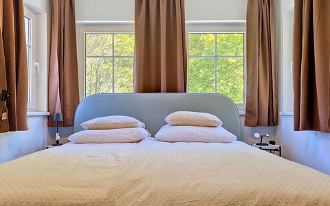 Haus Enzian: Interior Design, Mobilia, Letto, Camera Da Letto, Legna, Per Finestre, Pavimento, Tessile, Biancheria, Tenda