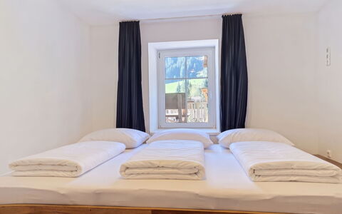 Haus Enzian: Letto, Camera Da Letto, Bedding, Interior Design, Lenzuolo, Pavimento, Legna, Mobilia, Pavimentazione, Camera