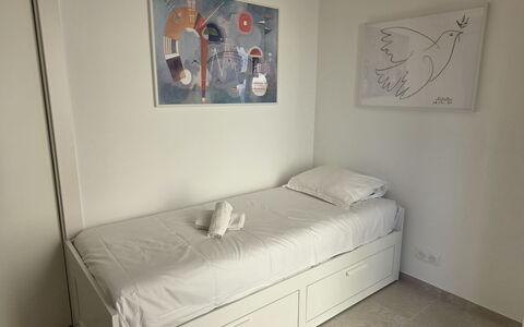 Le San Francisco: Letto, Camera Da Letto, Mobilia, Pavimento, Legna, Lenzuolo, Interior Design, Pavimentazione, Bedding, Camera
