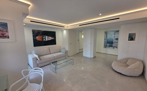 Le San Francisco: Pavimentazione, Pavimento, Mobilia, Interior Design, Soffitto, Divano, Appartamento, Soggiorno, Camera