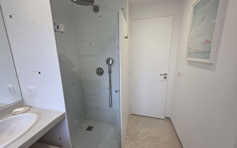 Le San Francisco: Parete, Pavimentazione, Pavimento, Idraulico Fixture, Bagno, Interior Design, Idraulico, Camera, Piastrella, Soffitto