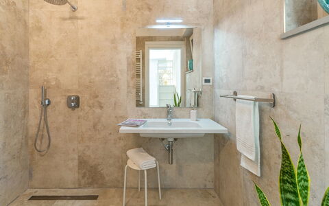 Dimora Montefalcone 8, Emma Villas: Pavimentazione, Parete, Pavimento, Idraulico Fixture, Interior Design, Bagno, Lavello, Idraulico, Rubinetto, Illuminazione