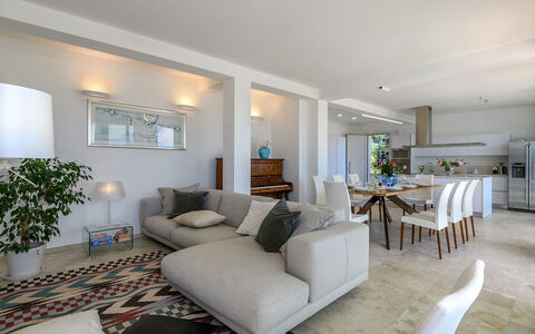 Dimora Montefalcone 8, Emma Villas: Mobilia, Interior Design, Pavimentazione, Divano, Pavimento, Soggiorno, Tavolo, Soffitto, Legna, Camera