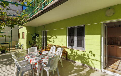 Mario: Pavimento, Shade, Sedia, Portico, Pianta Della Casa, Mobili Da Esterno, Balcone, Backyard, Cortile, Tavolo Esterno