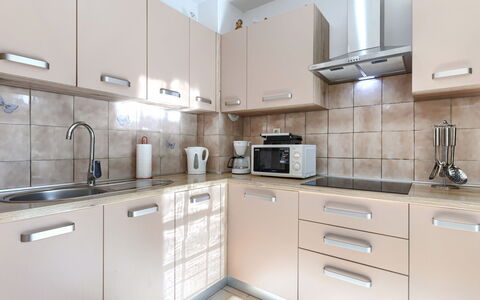 Mario: Elettrodomestico Da Cucina, Controsoffitto, Cucina, Cabinetry, Apparecchio Major, Mobilia, Interior Design, Lavello, Elettrodomestico, Pavimentazione