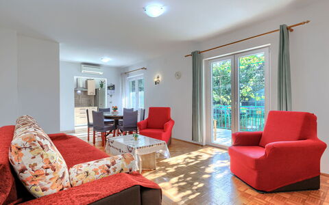 Mario: Mobilia, Pavimentazione, Interior Design, Pavimento, Divano, Tavolo, Camera, Soffitto, Appartamento, Soggiorno