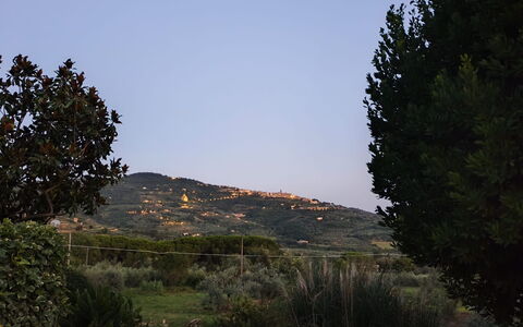 Villa la Camminata: Cielo, Geografia Montane, Natura, Collina, Vegetazione, Orizzonte, Highland, Paesaggio, Ecoregione, Terreno