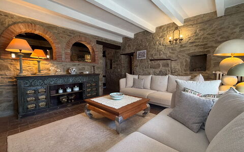 Villa la Camminata: Mobilia, Interior Design, Divano, Parete, Pavimentazione, Legna, Pavimento, Soggiorno, Soffitto, Illuminazione