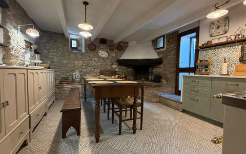 Villa la Camminata: Mobilia, Pavimentazione, Interior Design, Cucina, Pavimento, Controsoffitto, Soffitto, Illuminazione, Cabinetry, Camera