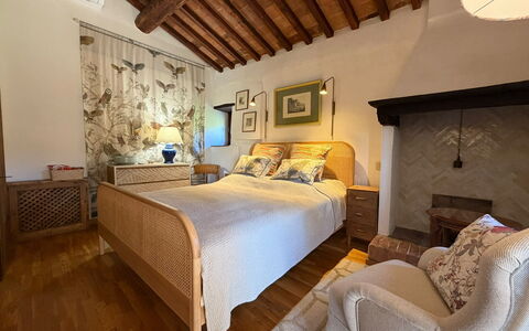 Villa la Camminata: Mobilia, Letto, Interior Design, Camera Da Letto, Bedding, Lenzuolo, Parete, Legna, Biancheria, Soffitto