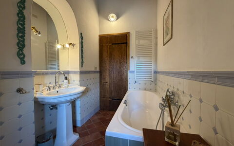 Villa la Camminata: Pavimentazione, Parete, Interior Design, Pavimento, Idraulico Fixture, Soffitto, Illuminazione, Bagno, Rubinetto, Lavandino Del Bagno