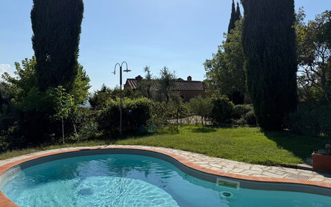 Villa la Camminata: Blu, Piscina, Materiale Composito, Backyard, Giardino, Hacienda, Landscaping, Estate, Giochi D'Acqua, Eco Hotel