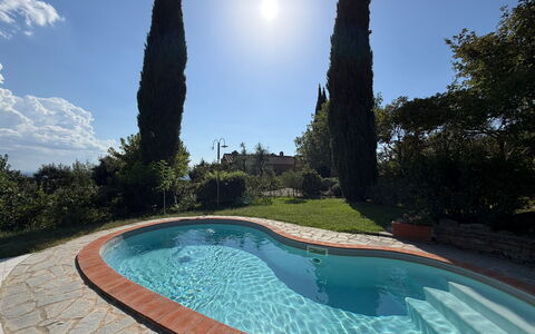 Villa la Camminata: Blu, Piscina, Landscaping, Giochi D'Acqua, Backyard, Eco Hotel, Hacienda