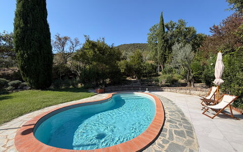Villa la Camminata: Piscina, Materiale Composito, Mobili Da Esterno, Tempo Libero, Flagstone, Piastrella, Giochi D'Acqua, Ricorrere, Shade, Landscaping