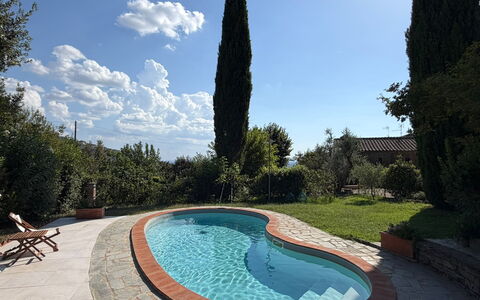 Villa la Camminata: Blu, Piscina, Giardino, Backyard, Landscaping, Giochi D'Acqua, Hacienda, Shade, Eco Hotel, Cortile