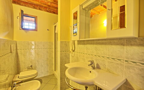 Poggio Conca: Bagno, Camera, Proprietà, Giallo, Interior Design, Costruzione, Idraulico Fixture, Architettura, Immobiliare, Casa