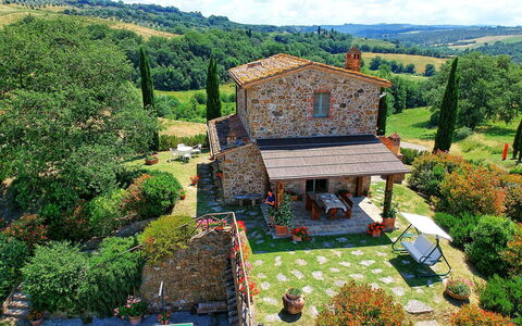 Castelmuzio: Proprietà, Casa, Paesaggio Naturale, Villetta, Paesino Di Montagna, Costruzione, Tetto, Area Rurale, Villaggio, Casa