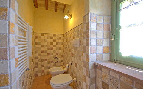 Castelmuzio: Bagno, Proprietà, Camera, Piastrella, Pavimento, Parete, Costruzione, Interior Design, Architettura, Immobiliare