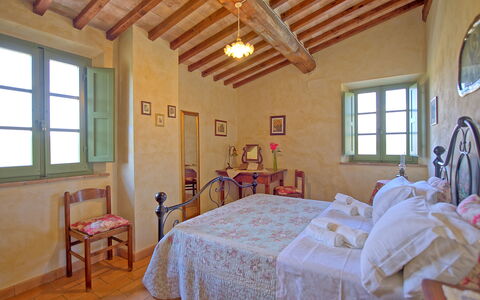 Castelmuzio: Camera, Proprietà, Mobilia, Camera Da Letto, Soffitto, Costruzione, Letto, Interior Design, Casa, Estate