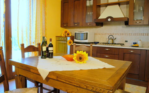 Villa Saida: Controsoffitto, Camera, Mobilia, Proprietà, Cucina, Giallo, Interior Design, Pavimento, Cabinetry, Costruzione