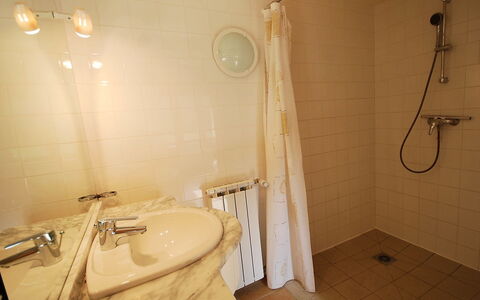 Ensemble de 3 Maisons Lavit: Bagno, Camera, Proprietà, Parete, Idraulico Fixture, Pavimento, Bidet, Casa, Architettura, Interior Design