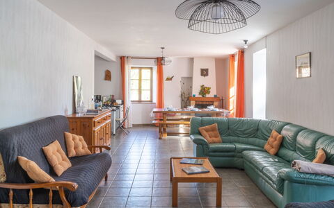 Ferme: Mobilia, Divano, Tavolo, Finestra, Pianta Della Casa, Legna, Pianta, Interior Design, Costruzione, Soggiorno