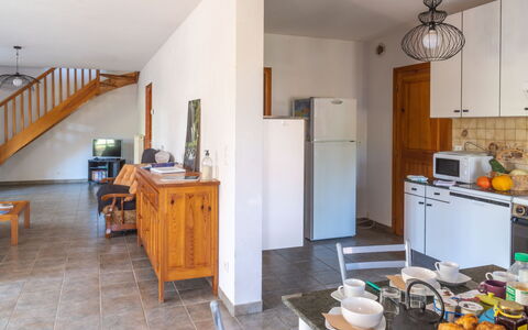 Ferme: Mobilia, Proprietà, Cabinetry, Controsoffitto, Illuminazione, Cucina, Legna, Interior Design, Elettrodomestico, Pavimento