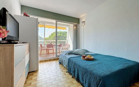 La Lagune: Pavimentazione, Pavimento, Interior Design, Appartamento, Color Legno, Shade, Sedia, Latifoglie, Balcone, Hotel