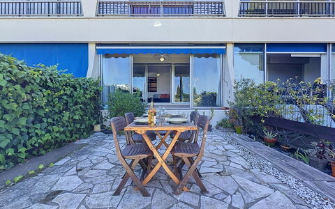 Port Camargue 210: Shade, Sedia, Pianta Della Casa, Mobili Da Esterno, Vaso Di Fiori, Eco Hotel, Ricorrere, Balcone, Hotel