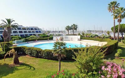 Port Camargue 210: Pianta, Acqua, Fiore, Cielo, Piscina, Albero, Paesaggio Naturale, Arecales, Erba, Tempo Libero