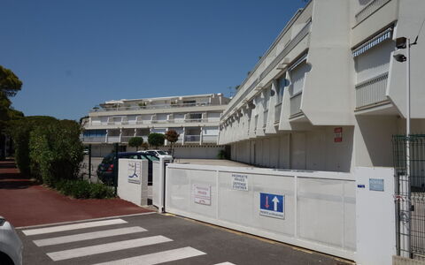Port Camargue 220: Cielo, Pianta, Costruzione, Finestra, Urban Design, Albero, Asfalto, Quartiere, Shade, Zona Residenziale