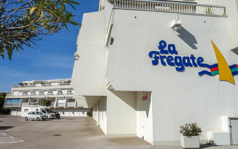 Port Camargue 220: Cielo, Giorno, Proprietà, Pianta, Vaso Di Fiori, Azzurro, Pianta Della Casa, Costruzione, Immobiliare, Facciata