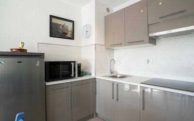 La Frégate 220.11: Cabinetry, Proprietà, Controsoffitto, Elettrodomestico Da Cucina, Cucina Stufa, Cucina, Costruzione, Legna, Elettrodomestico, Interior Design