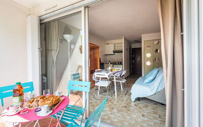 La Frégate 220.12: Mobilia, Costruzione, Tavolo, Pianta, Sedia, Pianta Della Casa, Shade, Arancia, Interior Design, Pavimentazione