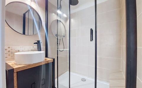 Port Camargue 300: Pavimentazione, Interior Design, Idraulico Fixture, Bagno, Pavimento, Idraulico, Camera, Doccia Porta, Specchio, Doccia