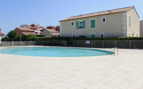 Narbonne-Plage 450: Acqua, Cielo, Proprietà, Costruzione, Piscina, Pianta, Finestra, Rettangolo, Shade, Casa