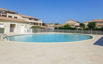 Narbonne-Plage 450: Acqua, Cielo, Piscina, Costruzione, Finestra, Casa, Aqua, Materiale Composito, Shade, Pianta